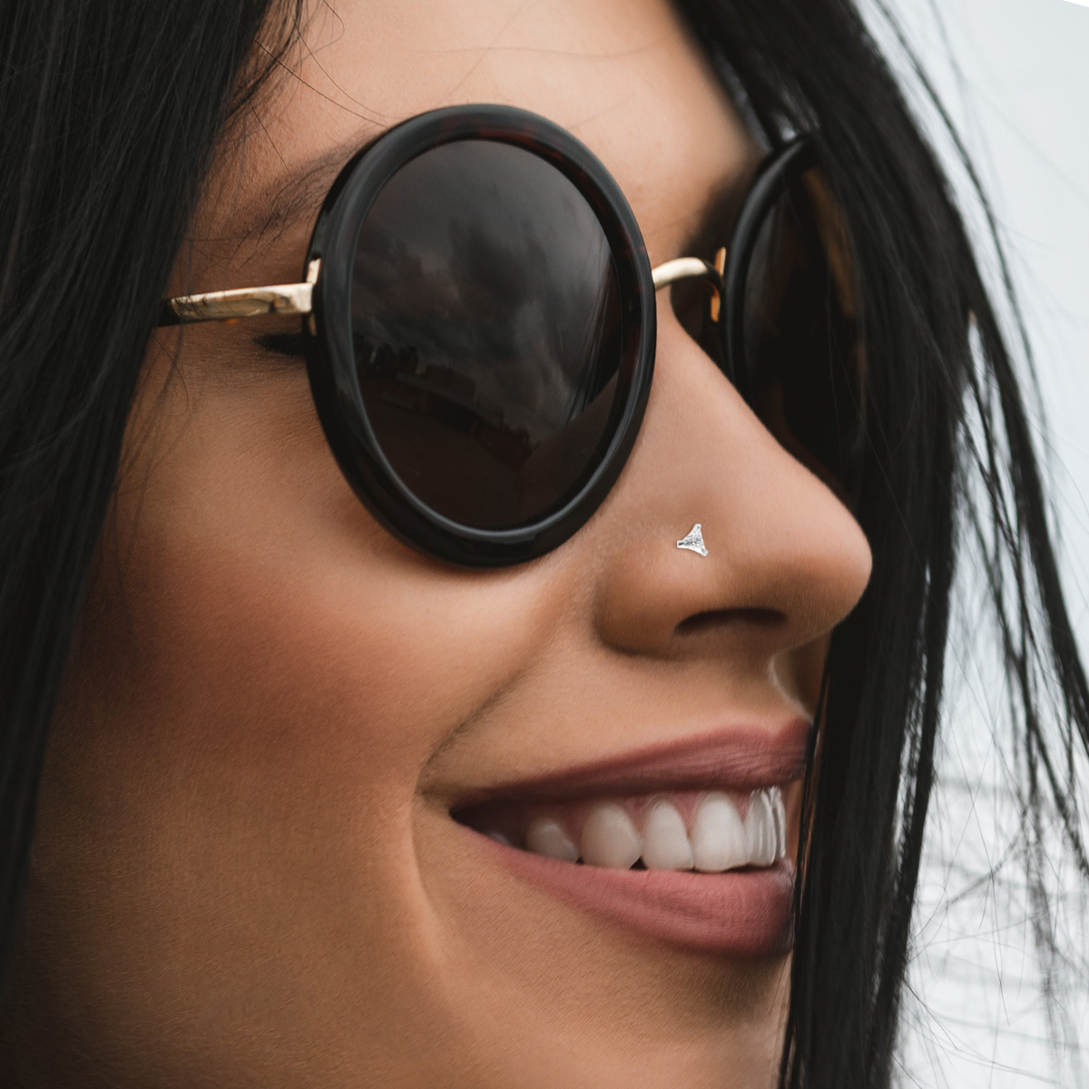 Zlatý 14kt piercing do nosu s trojúhelníkovým kamínkem
